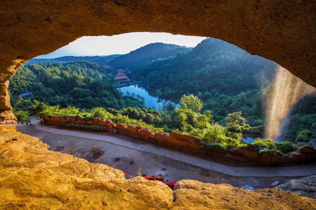 六安山石与谷地景观