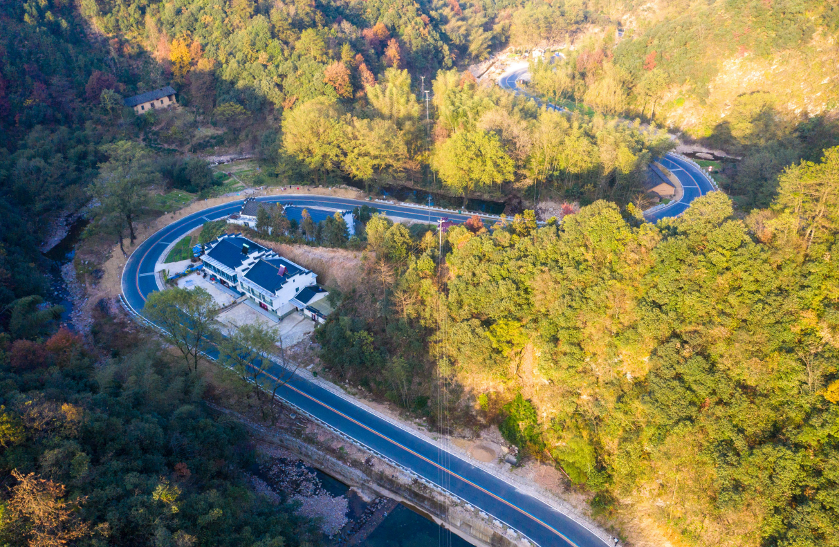 九十里山水画廊的山谷村落与梯田航拍
