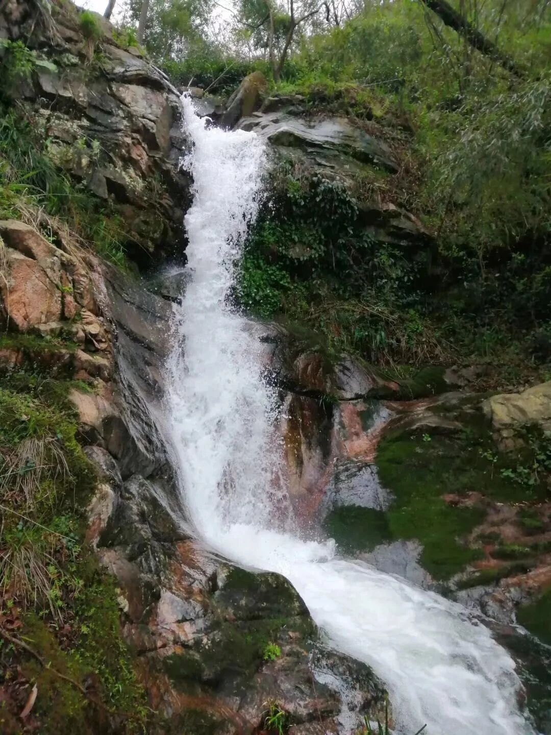三冲巢湖源山谷瀑流与岩壁