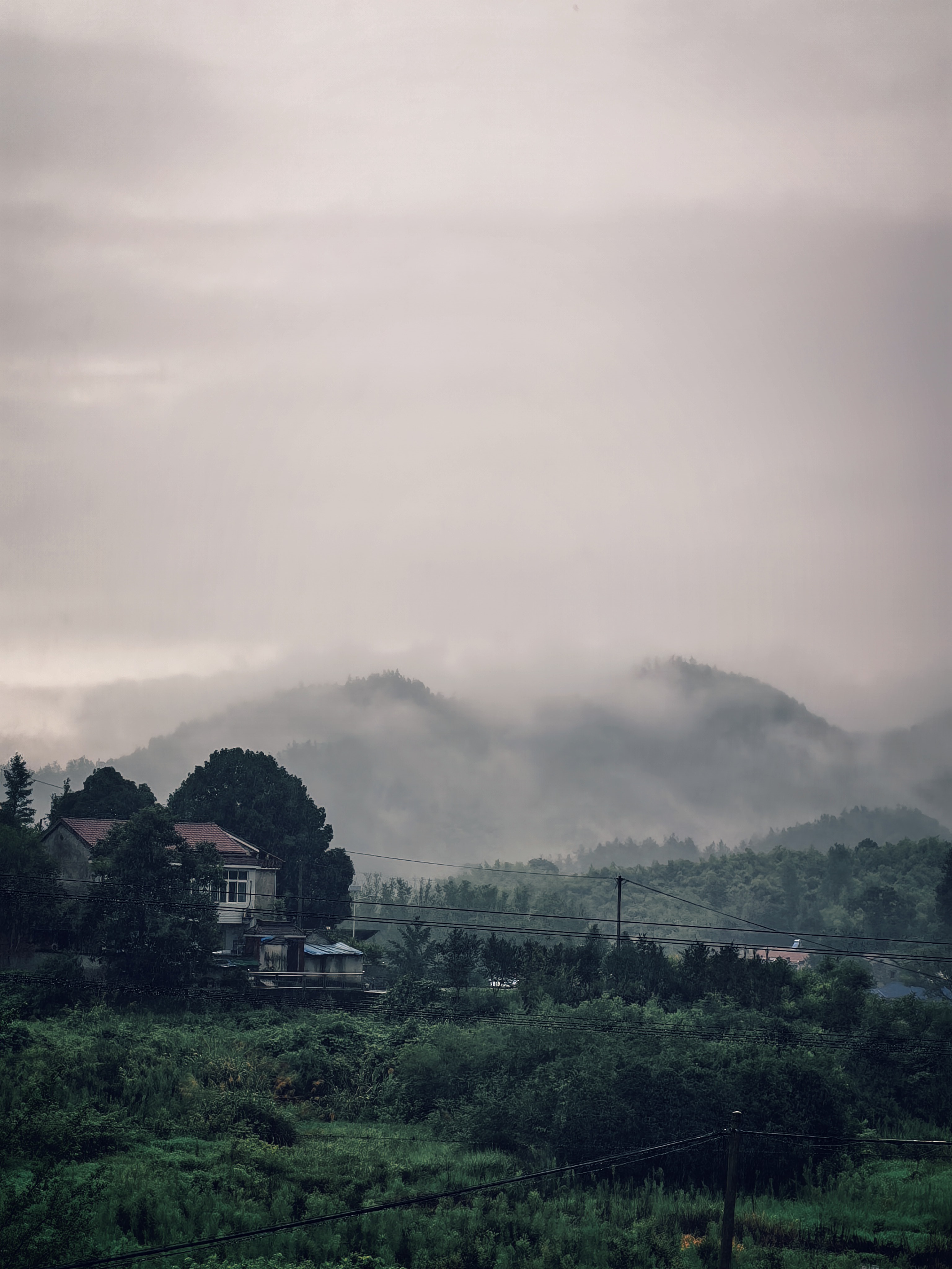 石关景区云雾山谷与村舍远景