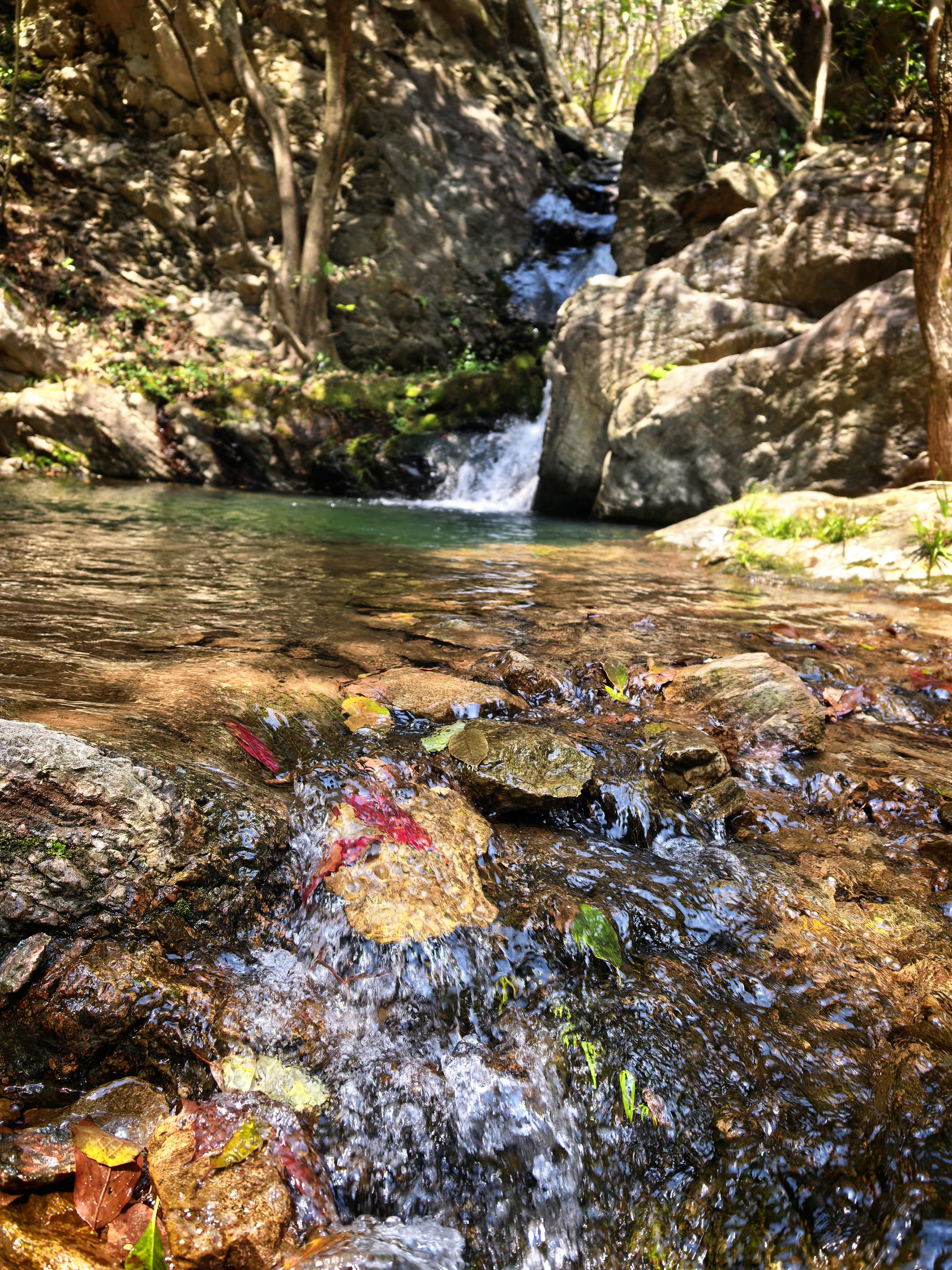 石关景区溪谷瀑布与石头水面