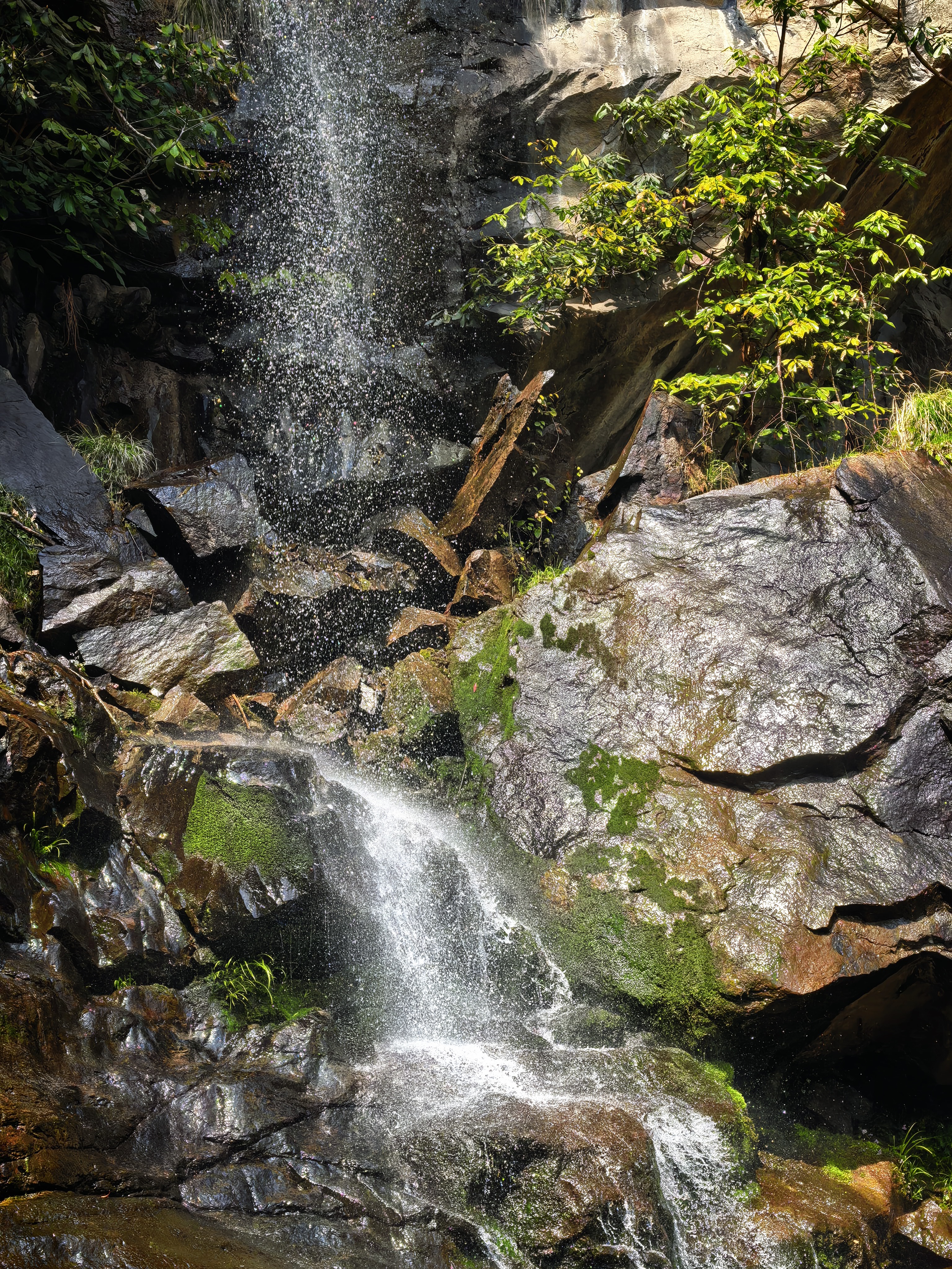 石关景区溪涧飞瀑与岩石