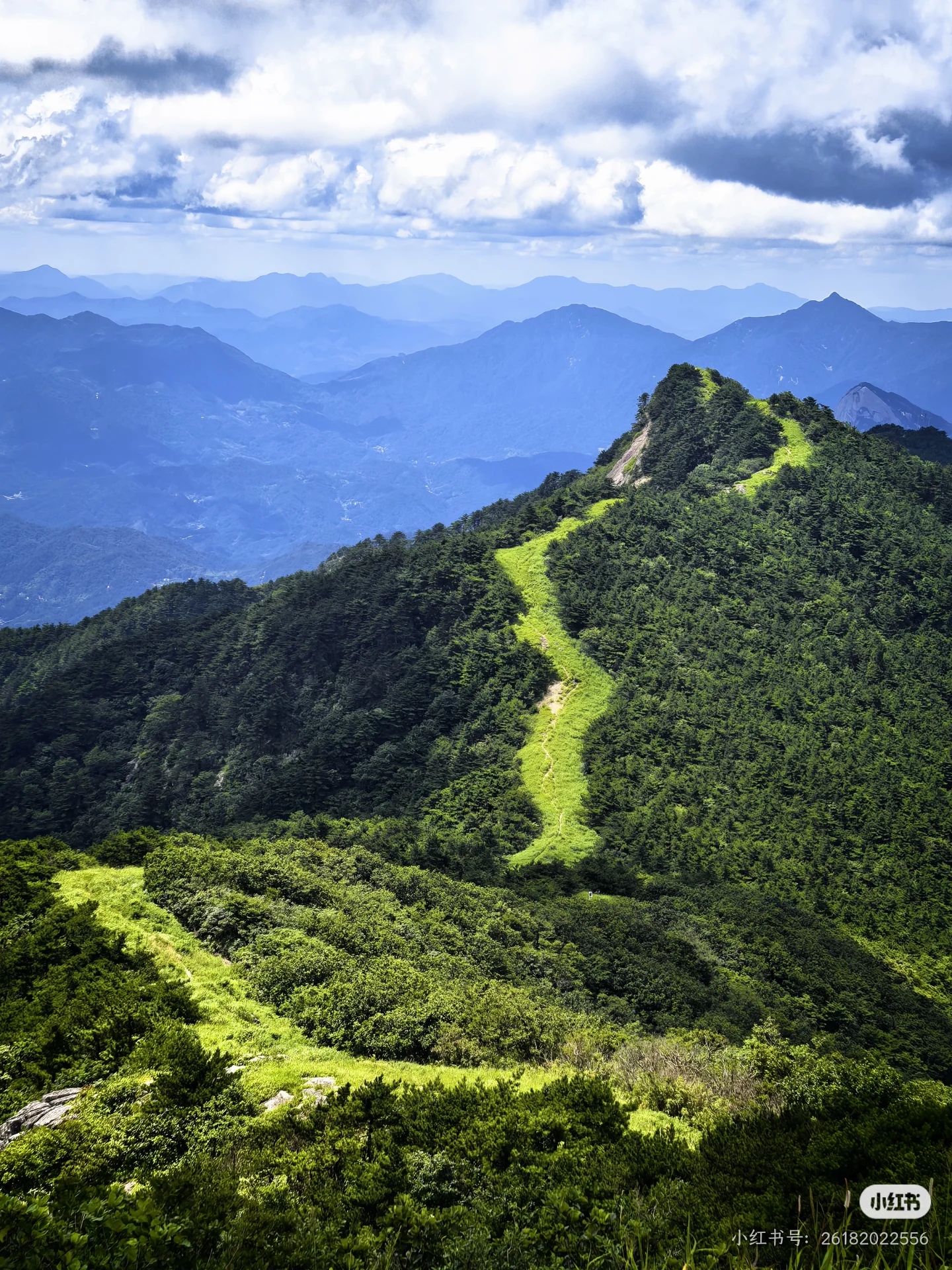 天堂寨山脊步道与层叠群峰