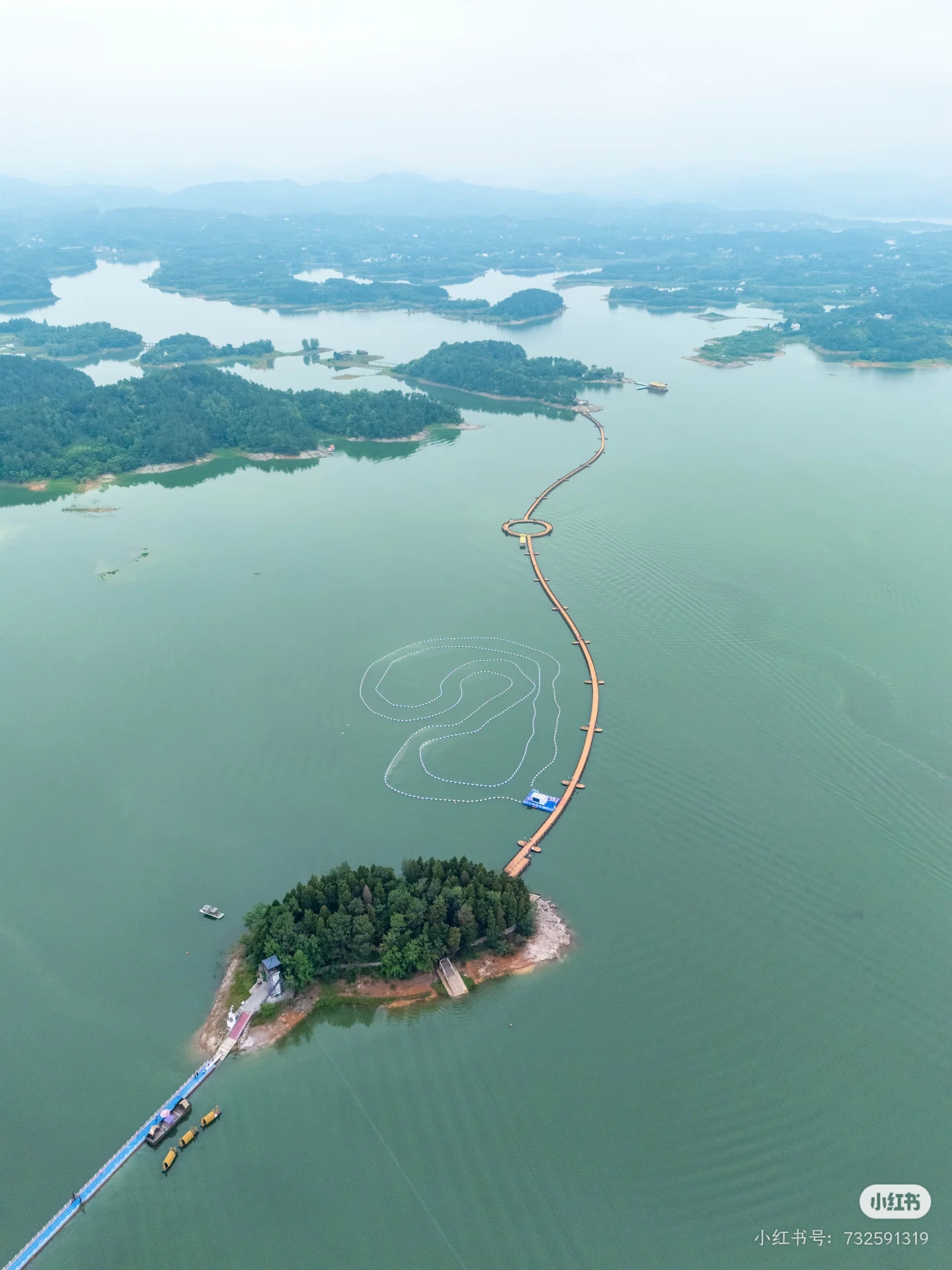 万佛湖航拍视角与湖中栈道岛屿