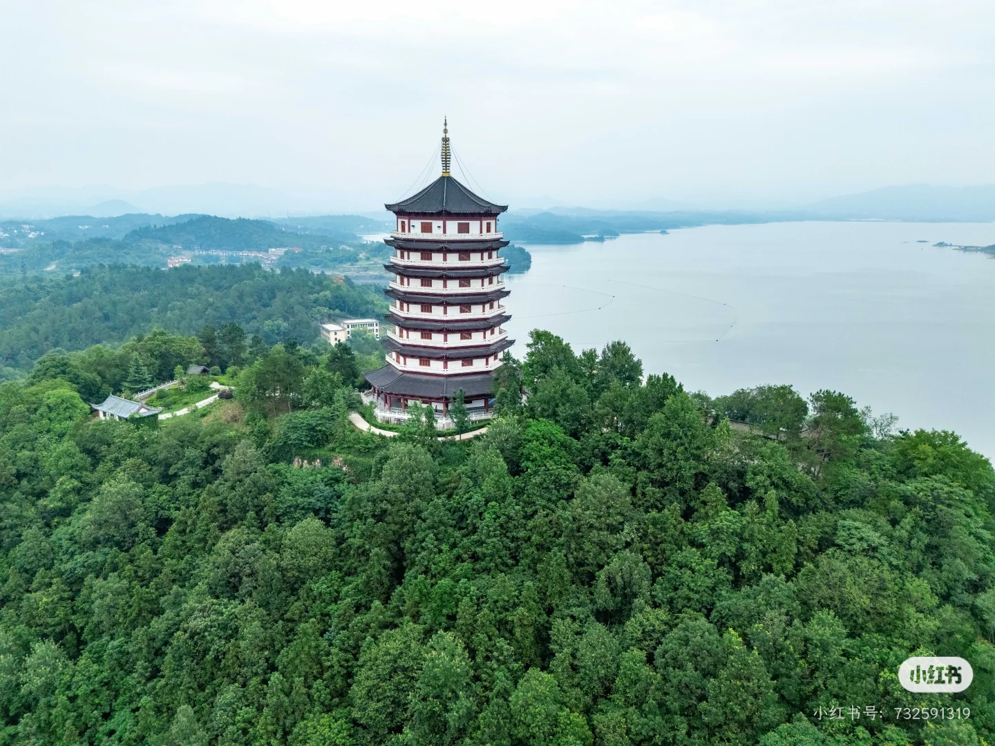 万佛湖湖岸佛塔与山林近景