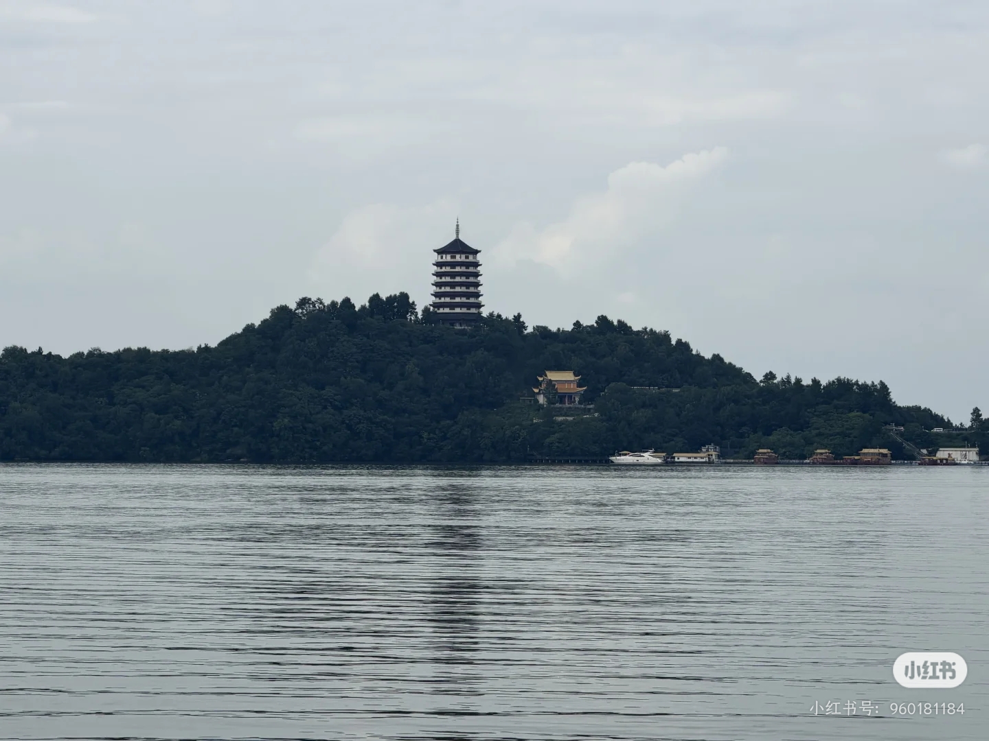 万佛湖湖岸与佛塔同框