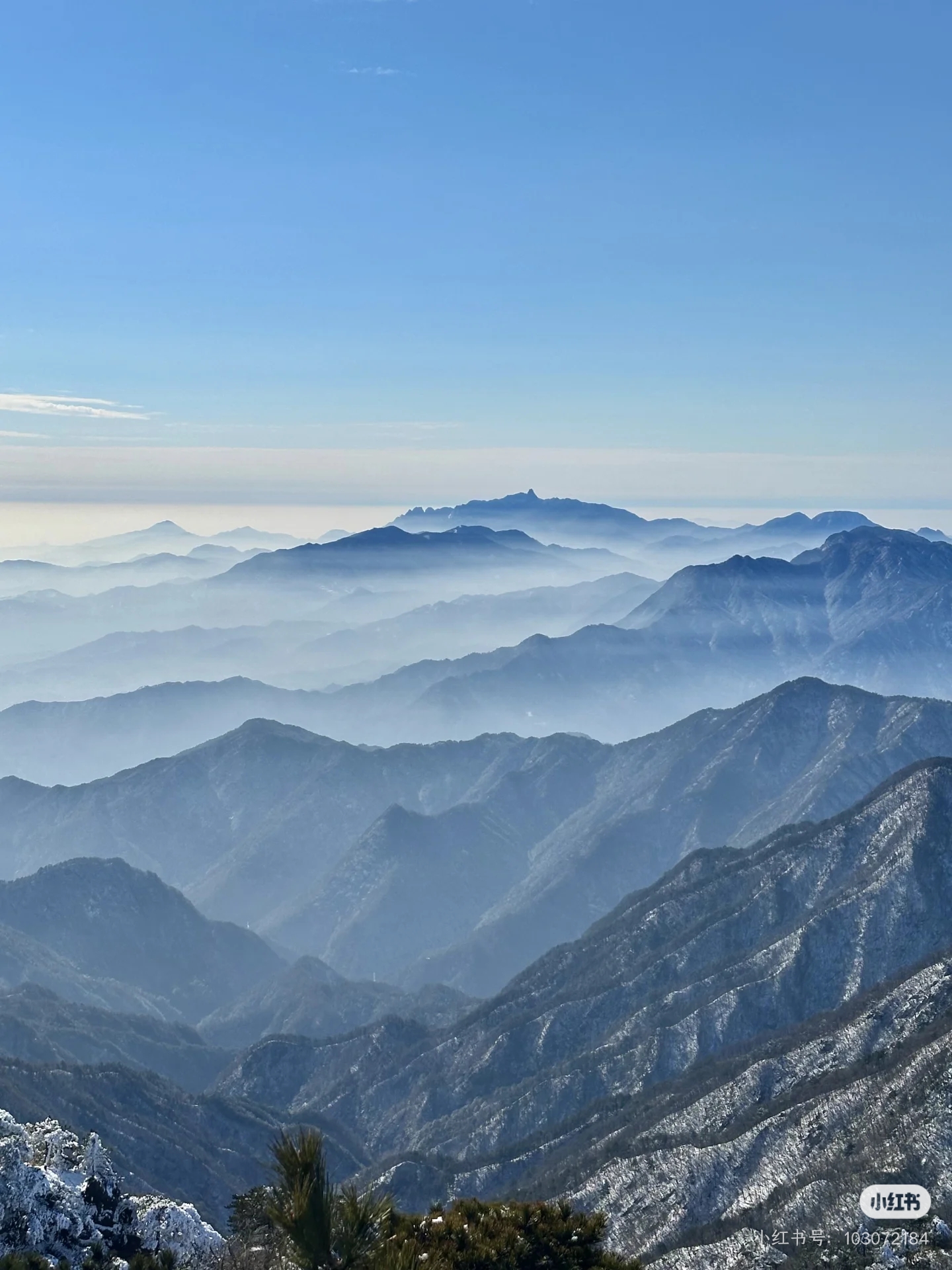 万佛山连绵山岭与远处峰脊云海