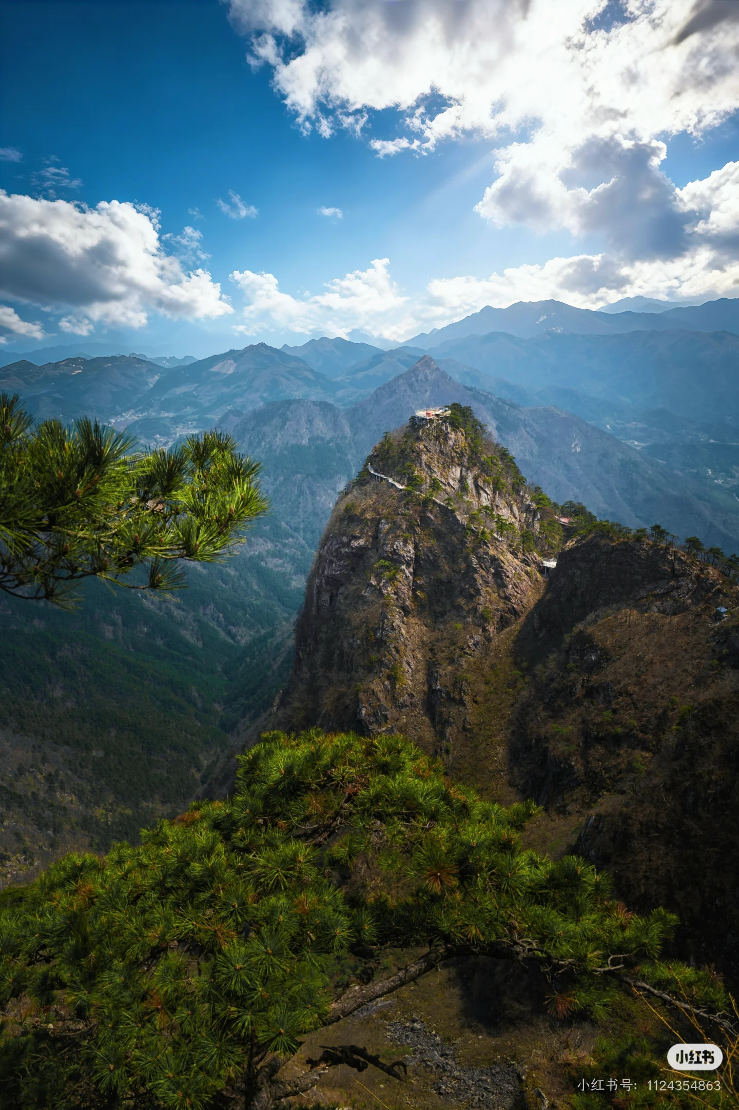 万佛山高峰与山谷层叠景观