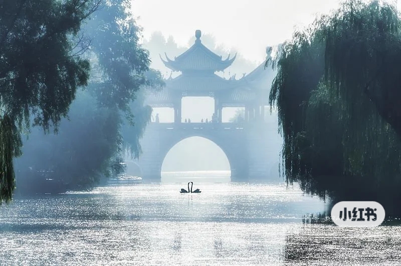 扬州古城晨雾中的古桥与运河