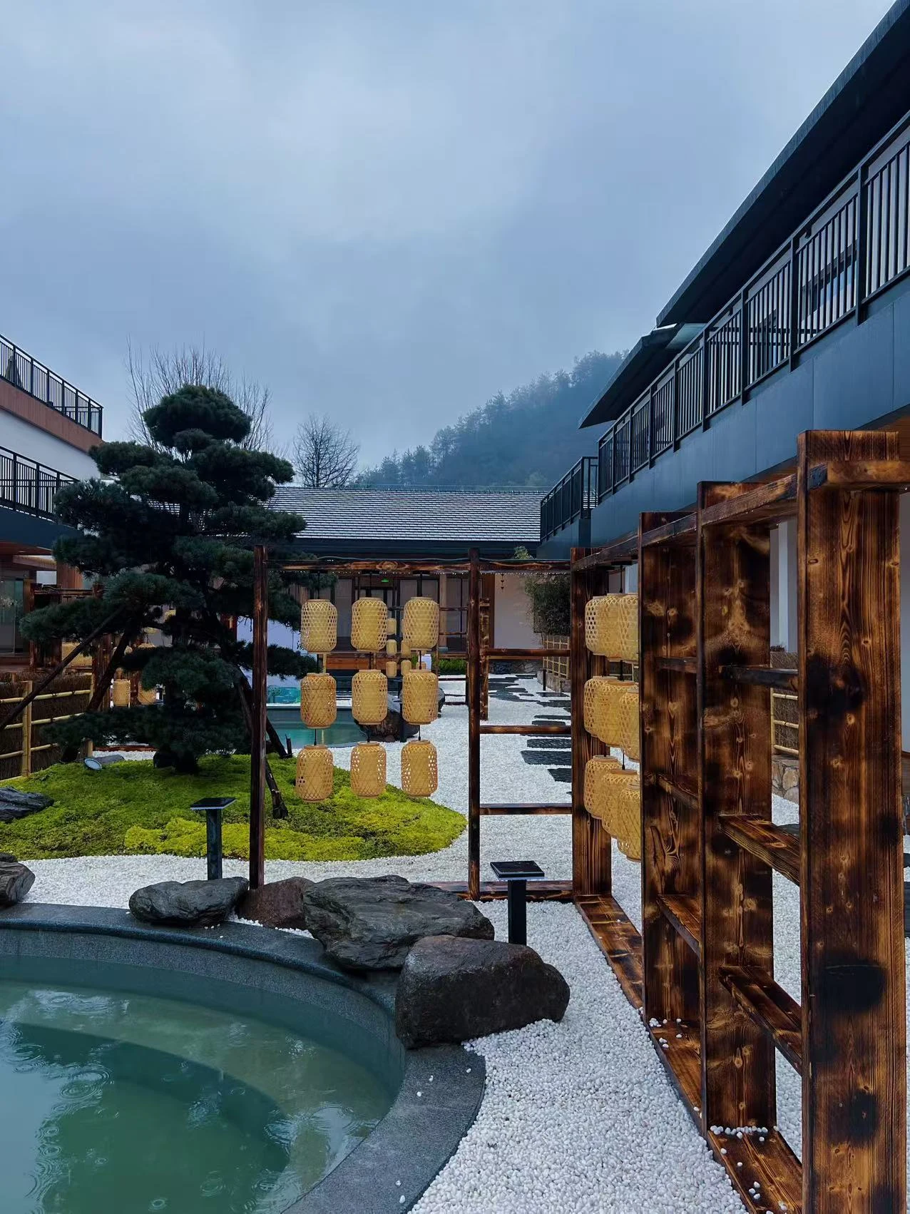 翠竹山舍雾色中的庭院与山林